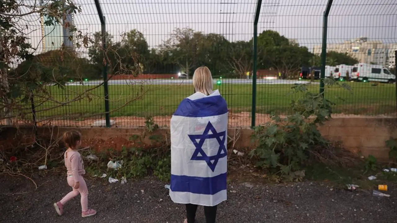 Una mujer con la bandera de Israel espera la liberaci&oacute;n de los rehenes secuestrados por Ham&aacute;s. EFE / ABIR SULTAN