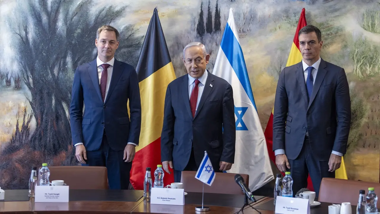El primer ministro israel&iacute;, Benjam&iacute;n Netanyahu (c), junto al presidente del Gobierno, Pedro S&aacute;nchez. EP