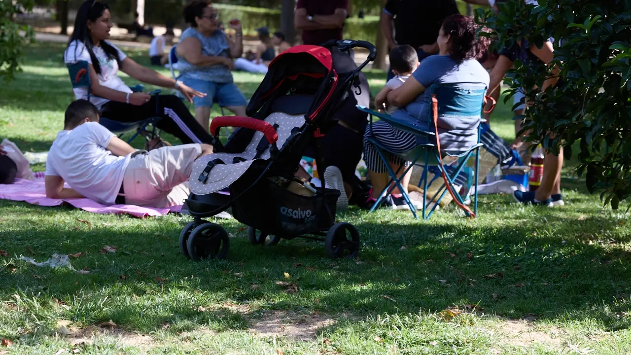 Una familia en el Parque de El Retiro. EP / Jes&uacute;s Hell&iacute;n / Archivo