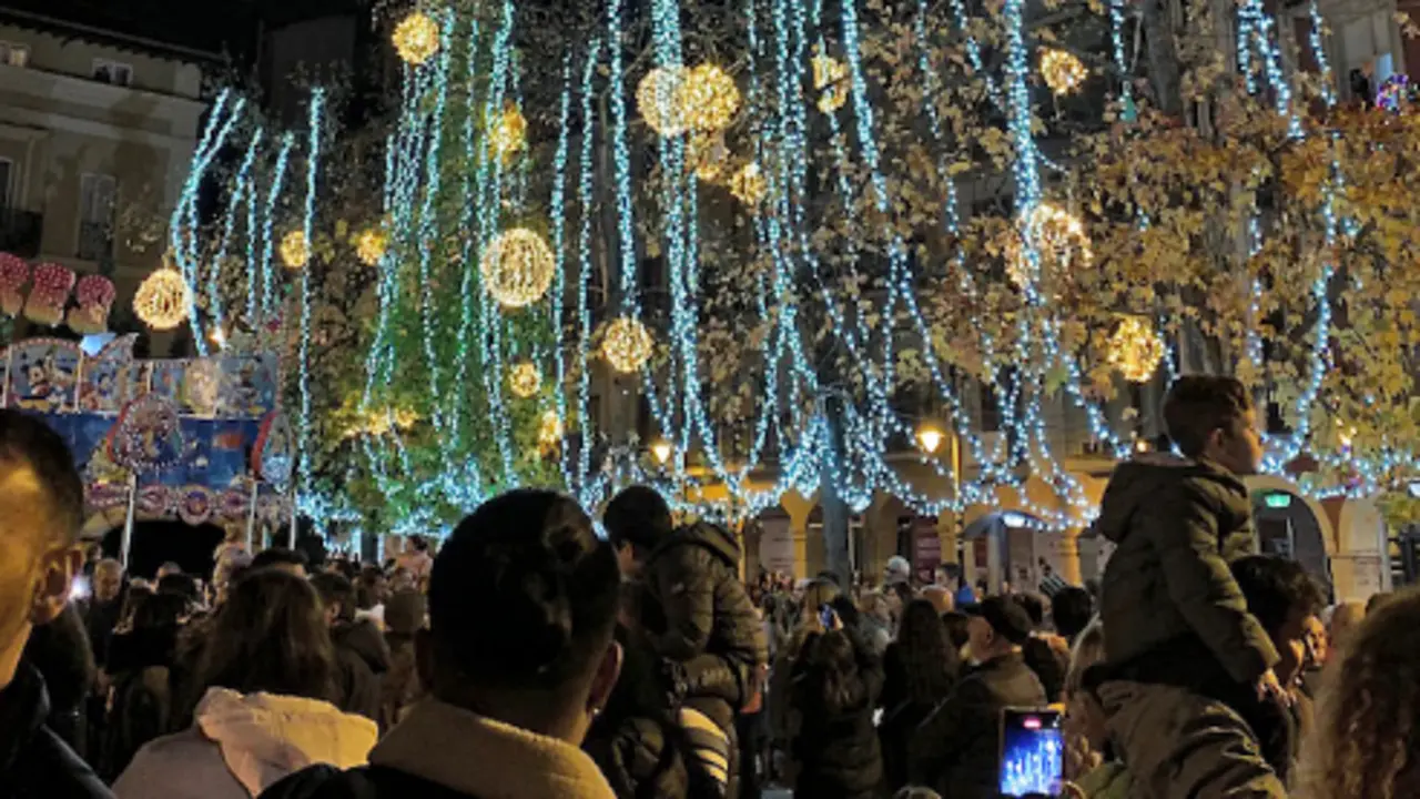 Las luces ya iluminan la navidad en Torrelavega. / Archivo / alerta