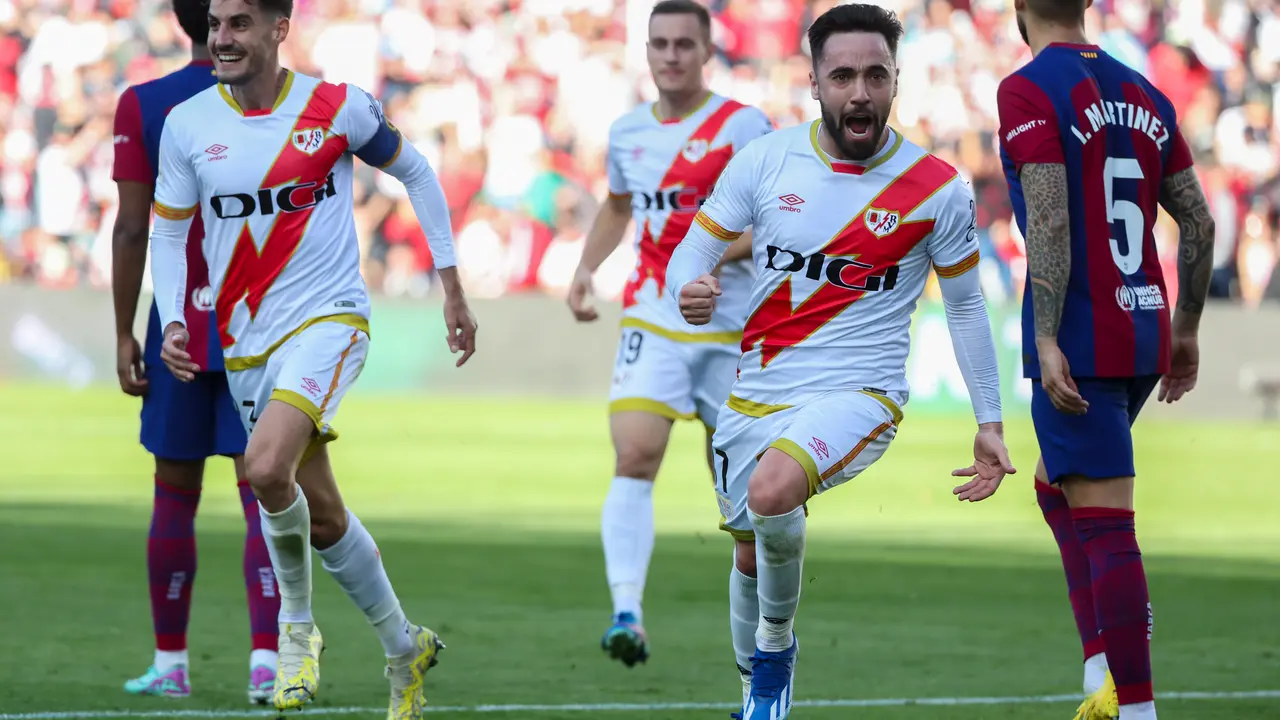 El centrocampista del Rayo Vallecano Unai L&oacute;pez (2d) celebra tras marcar el primer gol del partido de LaLiga EA Sports que ha enfrentado al Rayo Vallecano y el FC Barcelona en el estadio de Vallecas, este s&aacute;bado./Kiko Huesca