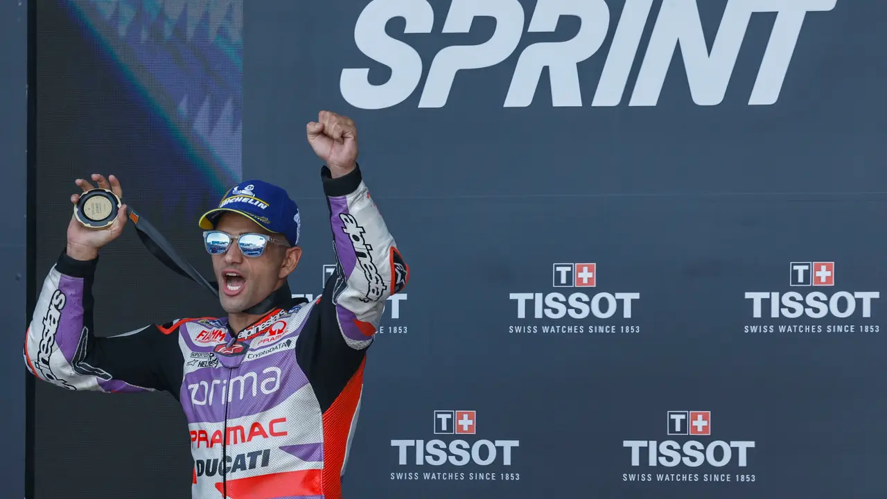 El espa&ntilde;ol Jorge Mart&iacute;n (Ducati Desmosedici GP23), en el podio, tras ganar la carrera Moto GP Sprint en el circuito 'Ricardo Tormo' de Cheste, por delante del surafricano Brad Binder (KTM RC 16) y el espa&ntilde;ol Marc M&aacute;rquez (Honda RC 213 V). / Biel Ali&ntilde;o