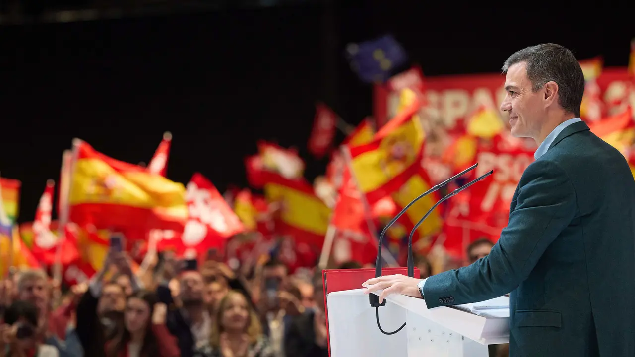 El secretario general del PSOE y presidente del Gobierno, Pedro S&aacute;nchez, interviene durante un acto del PSOE, rodeado de banderas de Espa&ntilde;a. EP / Jes&uacute;s Hell&iacute;n