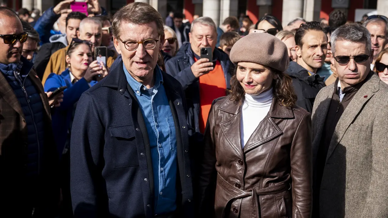 El presidente del Partido Popular, Alberto N&uacute;&ntilde;ez Feij&oacute;o, y la presidenta de la Comunidad de Madrid, Isabel D&iacute;az Ayuso, visitan el mercadillo navide&ntilde;o en la Plaza Mayor de Madrid. EP / A. P&eacute;rez Meca