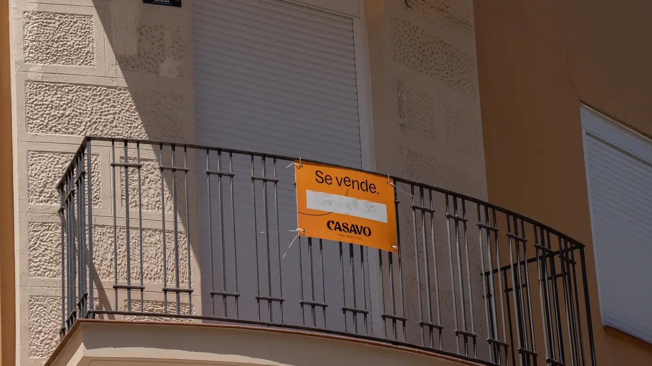 Cartel de 'Se Vende' en un balc&oacute;n de una vivienda. EP