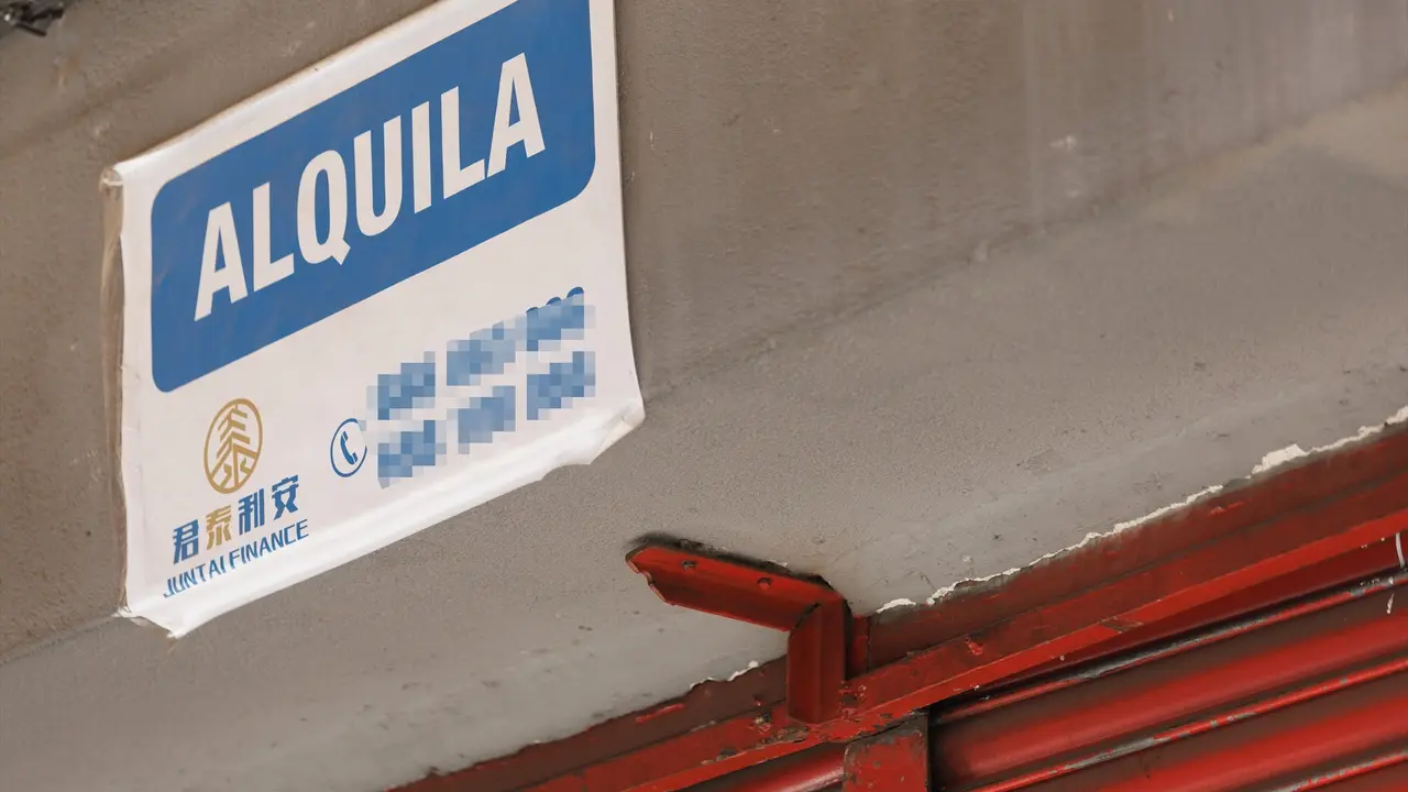 Un cartel de 'Se Alquila'. EP / Eduardo Parra