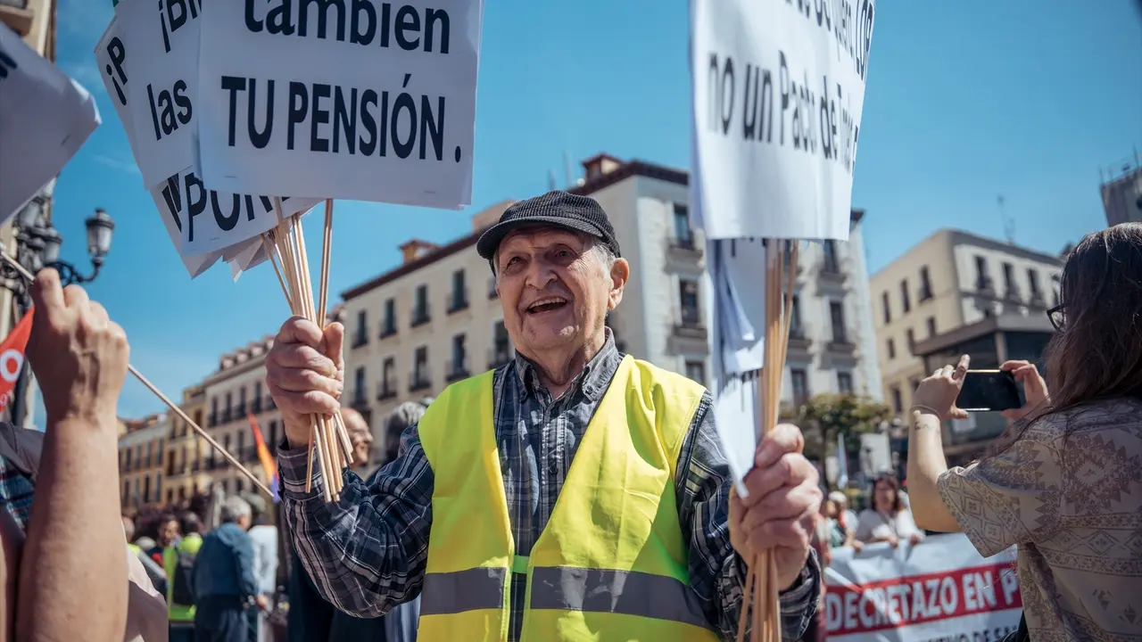Una persona con pancartas durante una manifestaci&oacute;n contra la reforma de pensiones. / Archivo / Gabriel Luengas