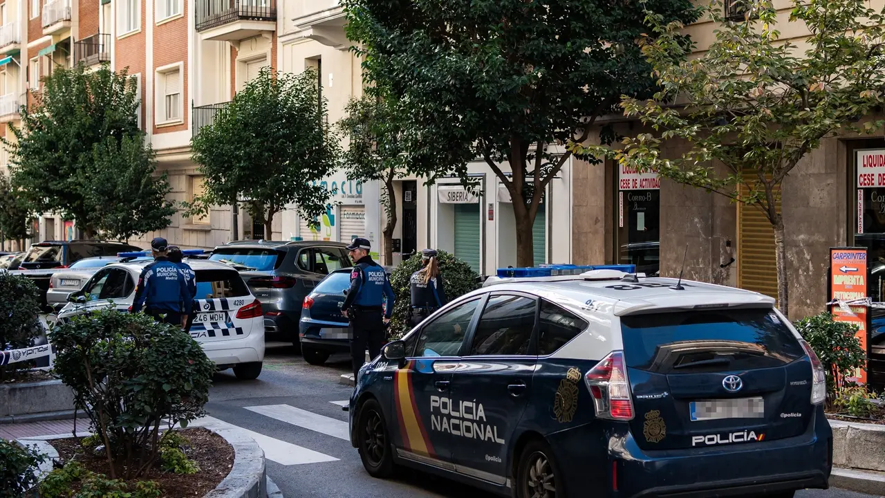 Coches de la Polic&iacute;a Nacional en la zona donde se ha disparado al exl&iacute;der del Partido Popular de Catalu&ntilde;a y cofundador de Vox, Alejo Vidal-Quadras. Archivo / Diego Radam&eacute;s