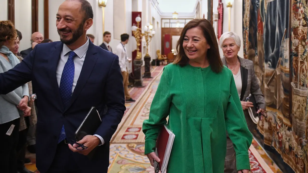 (I-D) El vicepresidente del Congreso, Alfonso Rodr&iacute;guez G&oacute;mez de Celis; la presidenta del Congreso Francina Armengol y la portavoz adjunta del PSOE en el Congreso, Isaura Leal, a su llegada a una reuni&oacute;n de la Mesa del Congreso. EP / Fernando S&aacute;nchez