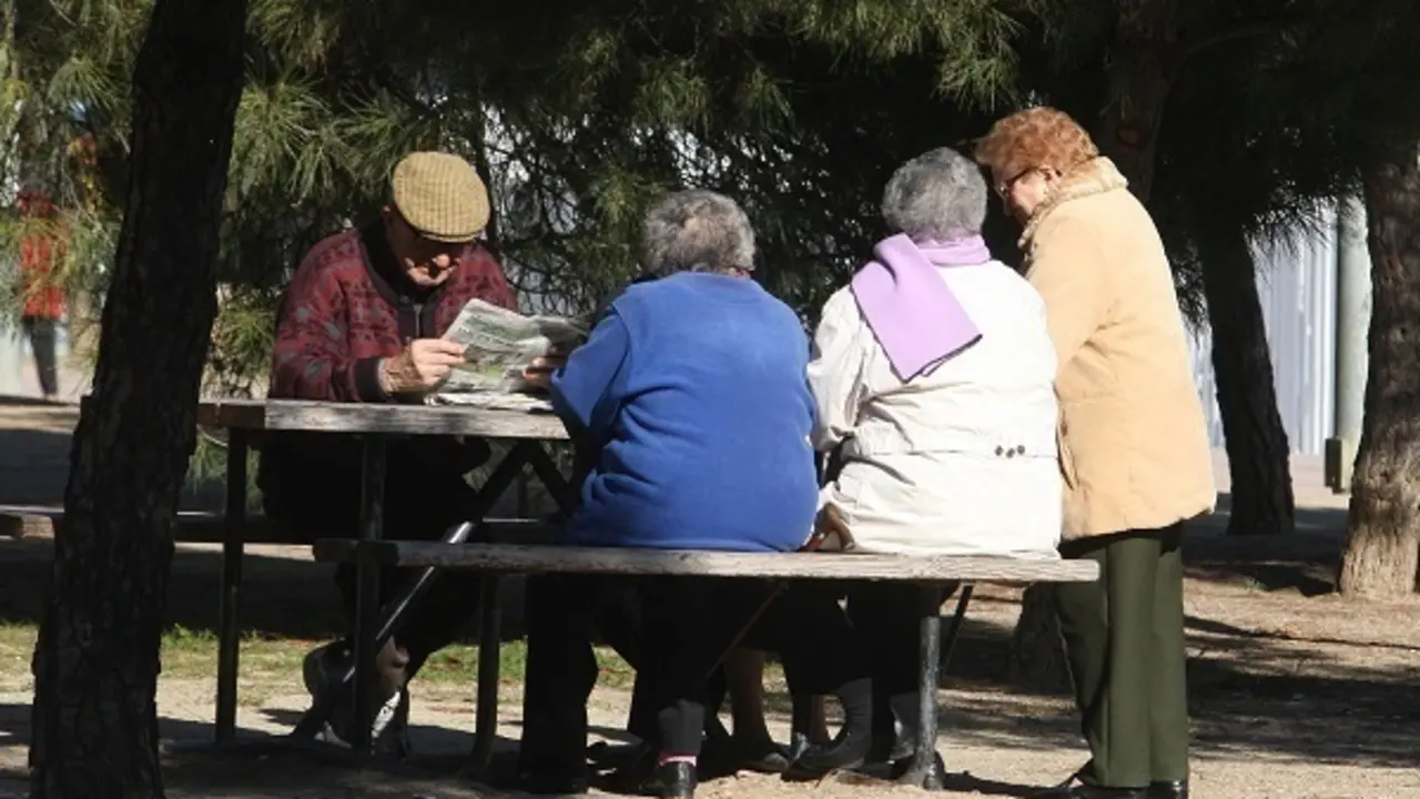 Varios pensionistas en un parque. / EP