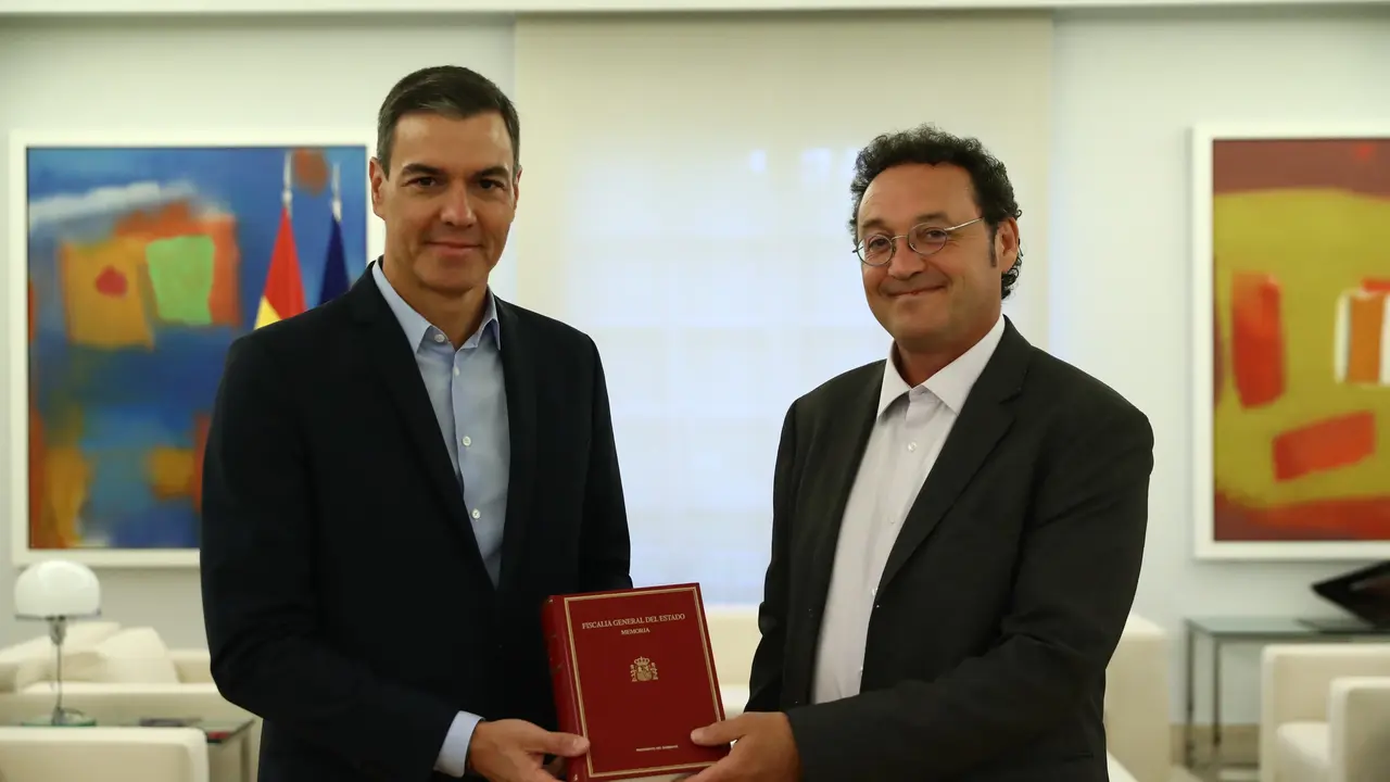 El presidente del Gobierno, Pedro S&aacute;nchez, junto al nuevo fiscal general del Estado, &Aacute;lvaro Garc&iacute;a Ortiz. / Fernando Calvo