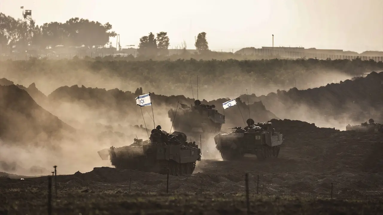 Tanques de combate israel&iacute; en una zona cercana a la Franja de Gaza. EP / Ilia Yefimovich