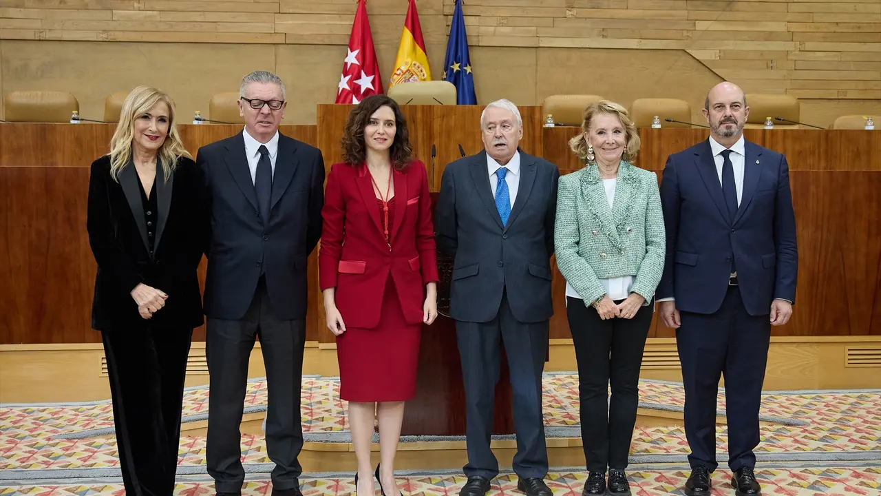 (I-D) La expresidenta de la Comunidad de Madrid Cristina Cifuentes; el exalcalde de Madrid Alberto Ruiz-Gallard&oacute;n; la presidenta de la Comunidad de Madrid, Isabel D&iacute;az Ayuso; el expresidente de la Comunidad de Madrid Joaqu&iacute;n Leguina; la expresidenta de la Comunidad de Madrid Esperanza Aguirre y el presidente del Senado, Pedro Roll&aacute;n. Ep / Jes&uacute;s Hell&iacute;n