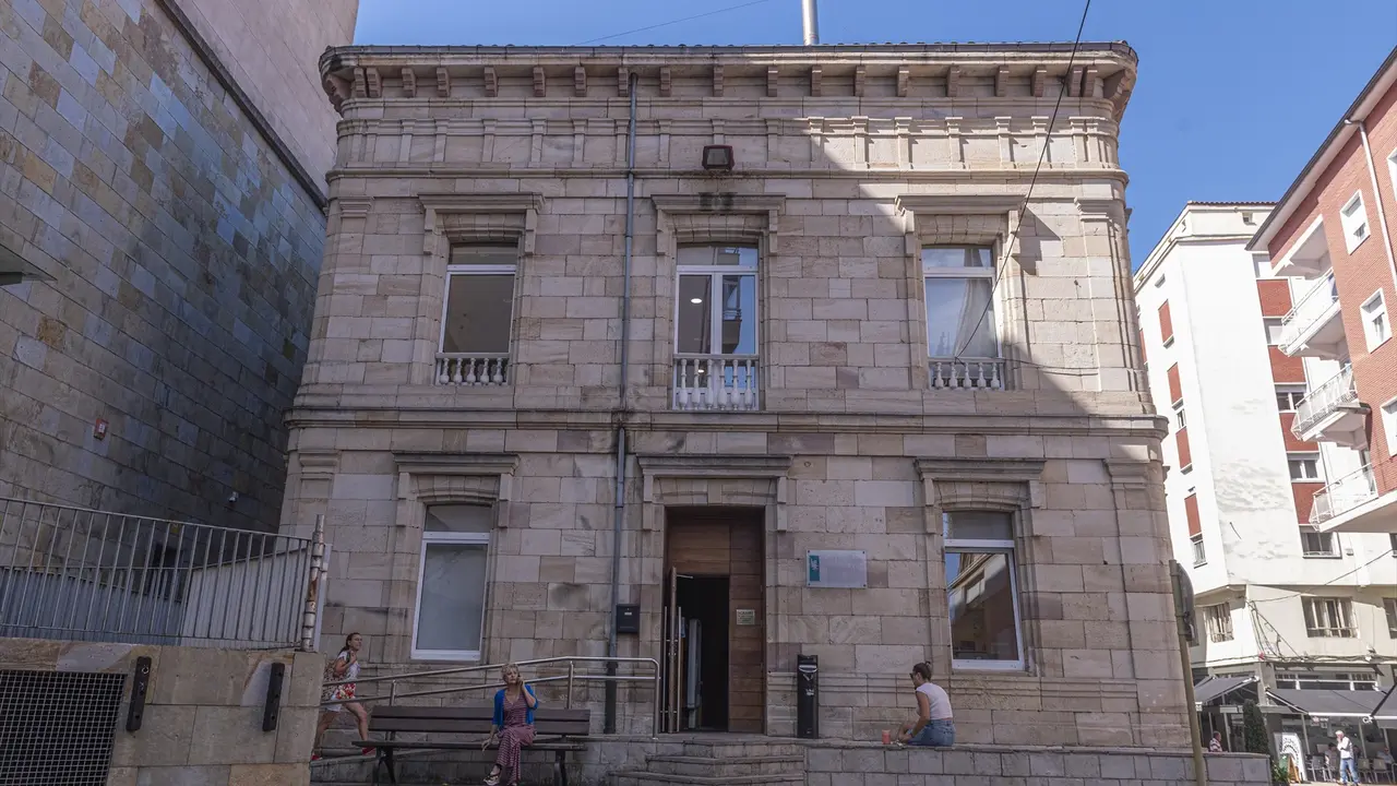 Biblioteca Gabino Teira de Torrelavega. / Alerta