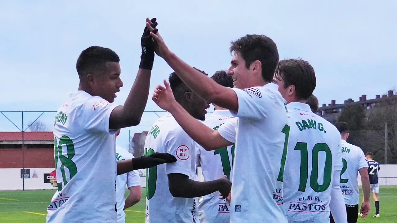 Los jugadores del Rayo celebran la victoria. / RRC