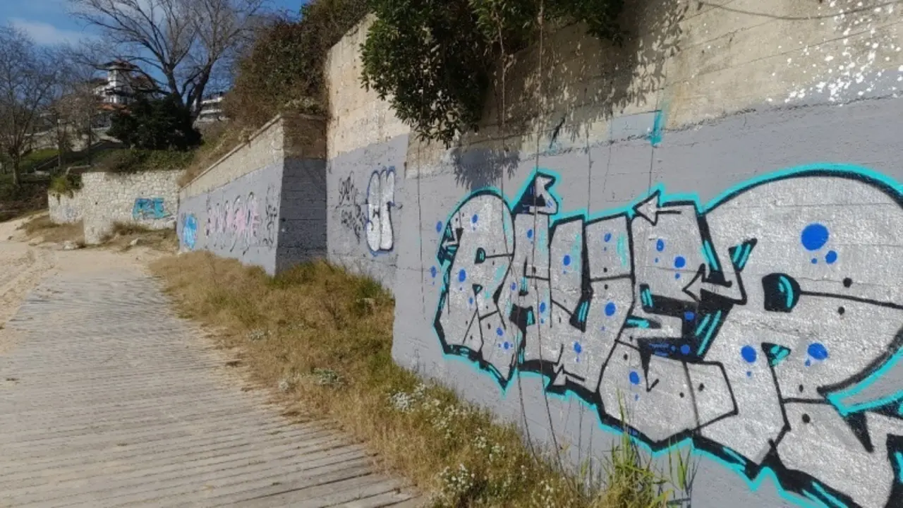 Vista de unos grafitis en Santander. / Alerta