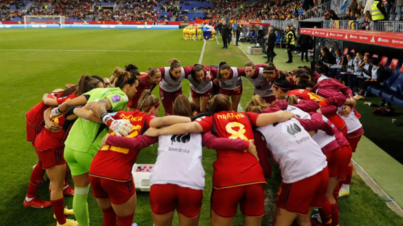 Las jugadoras de Espa&ntilde;a celebran el triunfo al final del encuentro de la Liga de Naciones entre Espa&ntilde;a y Suecia. EFE/Jorge Zapata