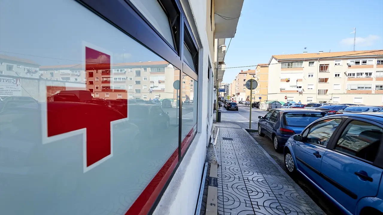 Fachada de un local de la Cruz Roja en el barrio La Inmobiliaria de Torrelavega. / Alerta