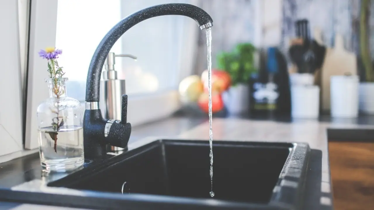 Un grifo de agua abierto. / Alerta