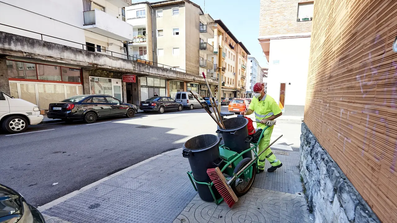 Un empleado de la limpieza trabaja por las calles del barrio La Inmobiliaria. / Alerta