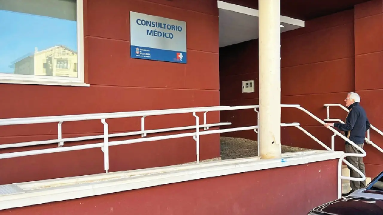 Un hombre caminado para entrar en el centro de salud de Unquera. / ALERTA
