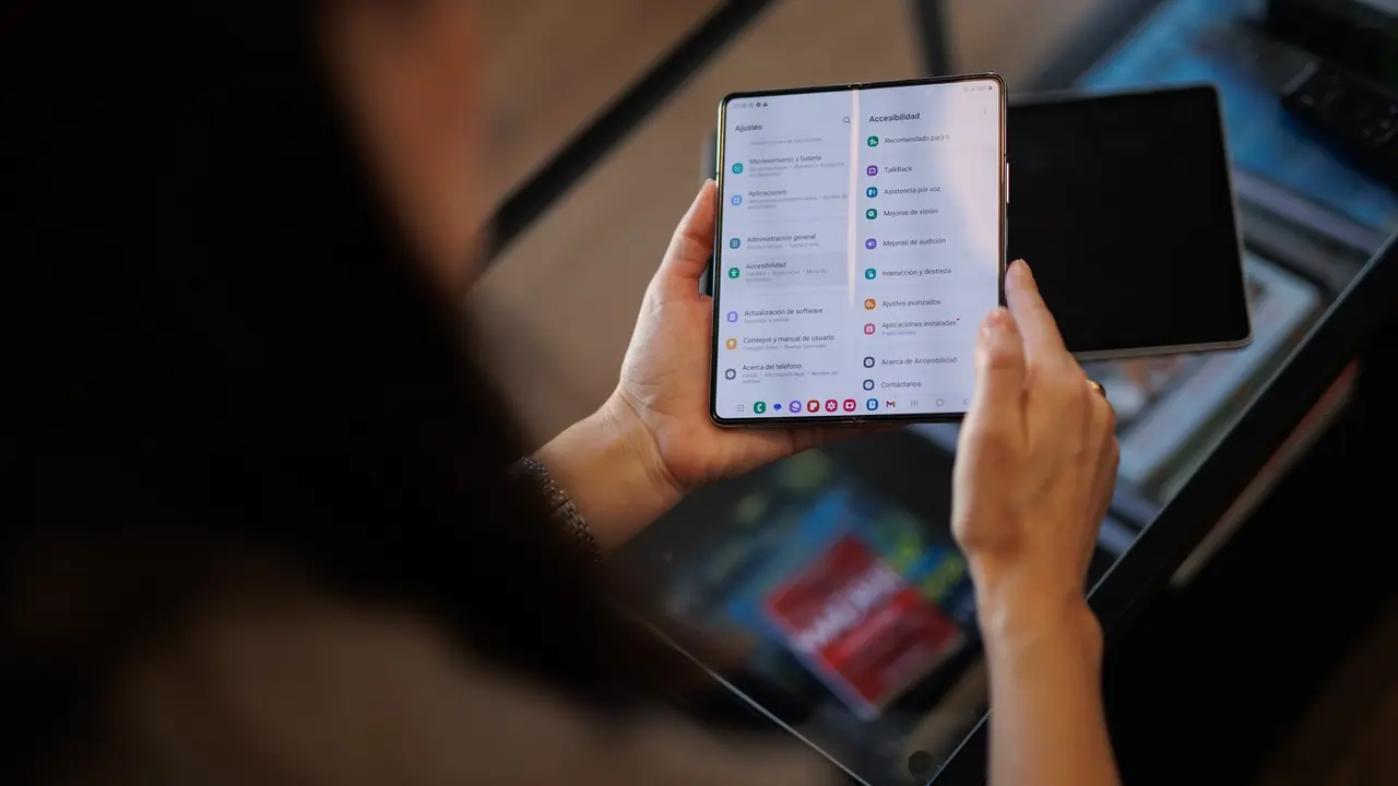 Una persona muestra las opciones de accesibilidad de un tel&eacute;fono m&oacute;vil durante un encuentro con personas con discapacidad visual y auditiva. EP