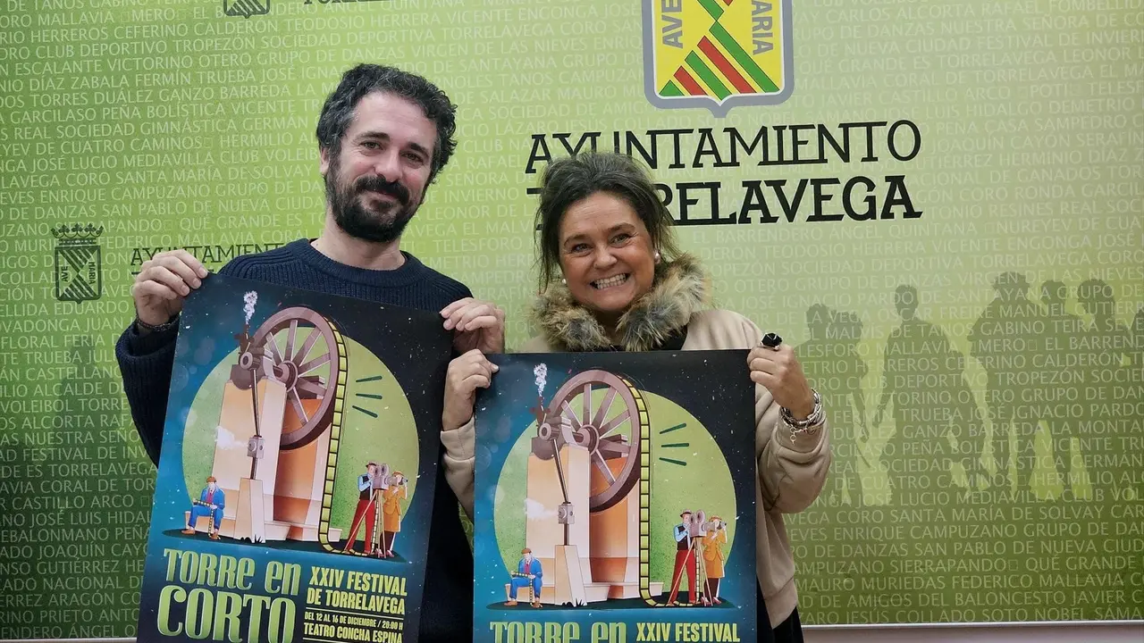 La concejala de Cultura, Esther V&eacute;lez, y Samuel Rodr&iacute;guez, en la presentaci&oacute;n del festival 'Torre en Corto'. / Alerta