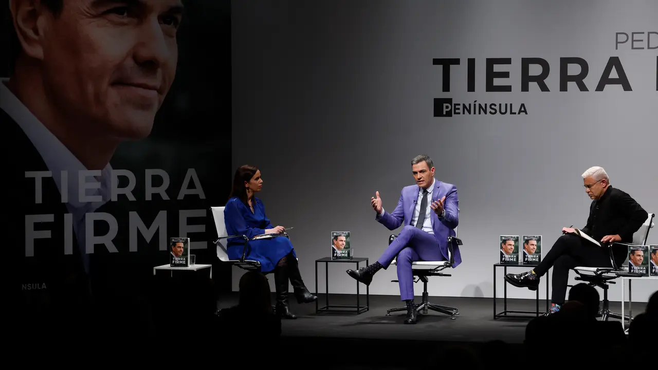 El presidente del Gobierno y secretario general del PSOE, Pedro S&aacute;nchez (c), durante la presentaci&oacute;n de su segundo libro, 'Tierra firme'. / Juan Carlos Hidalgo