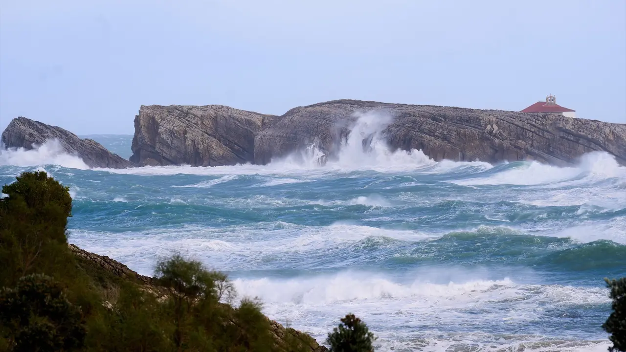 Olas rompiendo en la costa c&aacute;ntabra. / Alerta