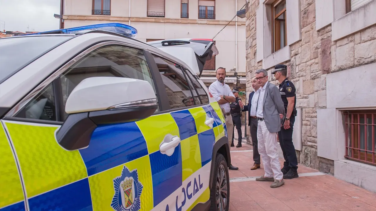 Vista de un coche de la Polic&iacute;a Local de Torrelavega. / Alerta