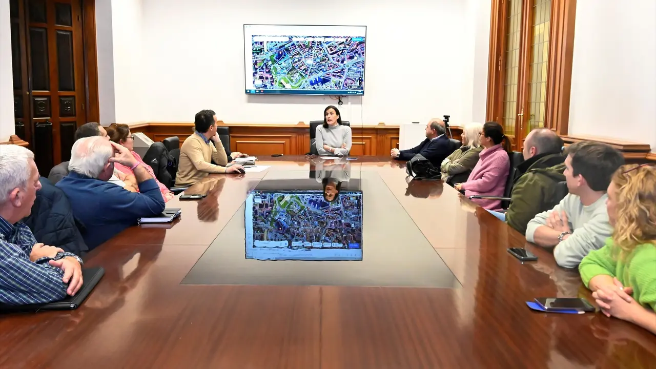 La alcaldesa de Santander, Gema Igual, se re&uacute;ne con vecinos de la zona de Valdecilla-Herrera Oria. / Alerta