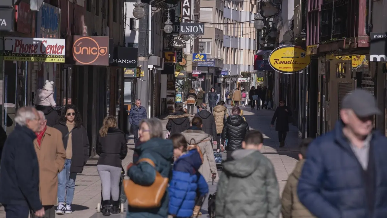 Gente paseando junto a comercios de Torrelavega. / Alerta