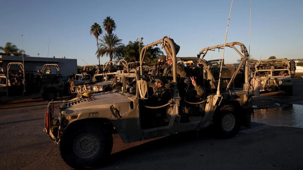 Soldados israel&iacute;es en veh&iacute;culos militares. EFE / ATEF SAFADI