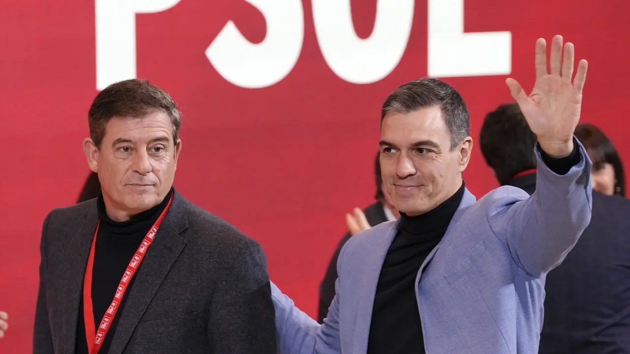 El diputado del PSOE y candidato a las primarias del PSdeG para elegir el candidato a la Xunta, Xos&eacute; Ram&oacute;n G&oacute;mez Besteiro (i), y el secretario general del PSOE y presidente del Gobierno, Pedro S&aacute;nchez (d). EP / &Aacute;lvaro Ballesteros