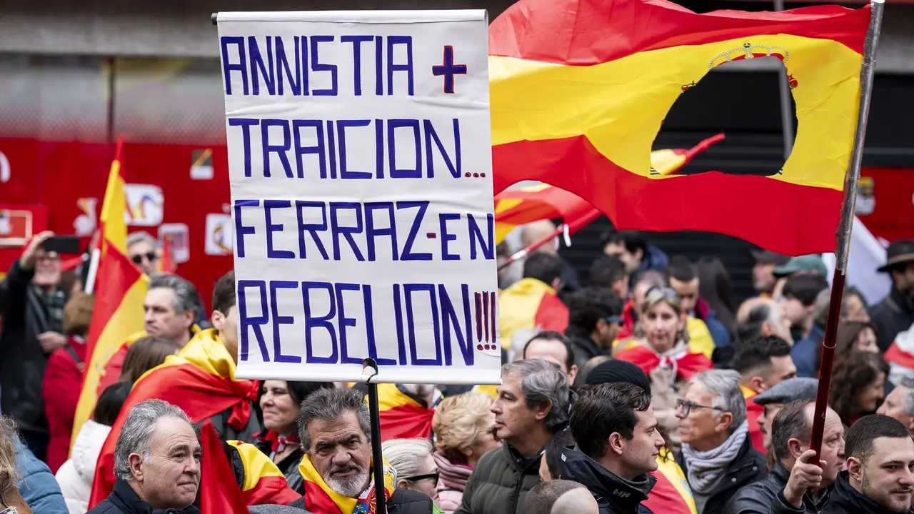 Un cartel en el que se lee: 'Amnist&iacute;a, Traici&oacute;n, Ferraz en rebeli&oacute;n, durante una concentraci&oacute;n frente a las sede del PSOE de la calle Ferraz. EP / A. P&eacute;rez Meca / Archivo