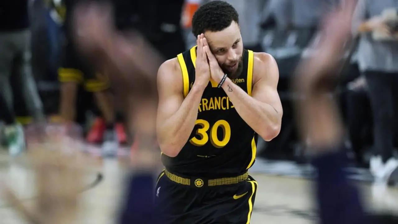 Steph Curry reacciona tras dar a los Golden State Warriors el triunfo por 132-126 en la pr&oacute;rroga ante los Boston Celtics con un gran tiro de tres. EFE/EPA/JOHN G. MABANGLO