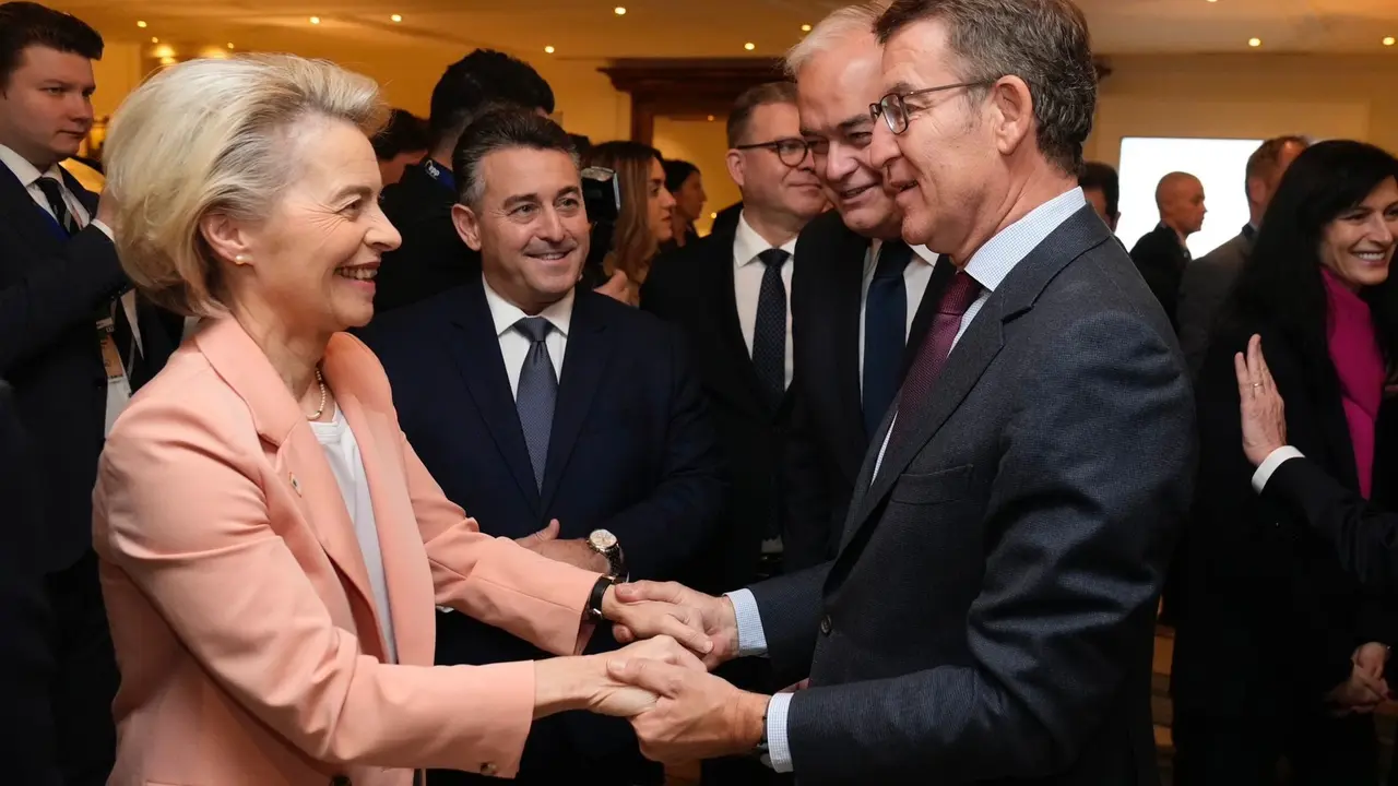 El l&iacute;der del PP, Alberto N&uacute;&ntilde;ez Feij&oacute;o, saluda a la presidenta de la Comisi&oacute;n Europea, Ursula von der Leyen, en Bruselas. / Alerta