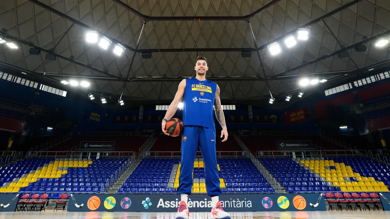 El p&iacute;vot del Bar&ccedil;a Willy Hernang&oacute;mez afirm&oacute; que aspira a convertirse como azulgrana en un jugador "mucho mejor que el del Eurobasket" de 2022. / Alejandro Garc&iacute;a