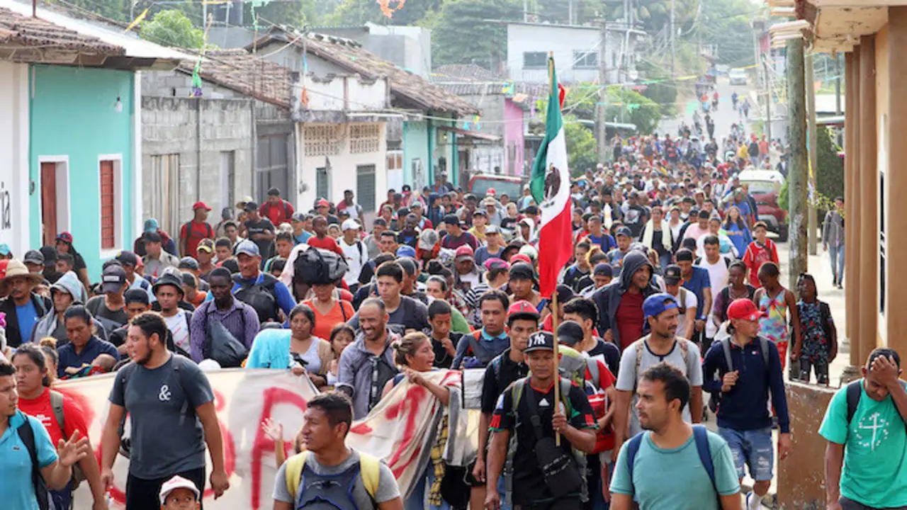 Migrantes avanzan en caravana hacia EEUU, en el municipio de Escuintla, en Chiapas (M&eacute;xico). / EFE/Juan Manuel Blanco