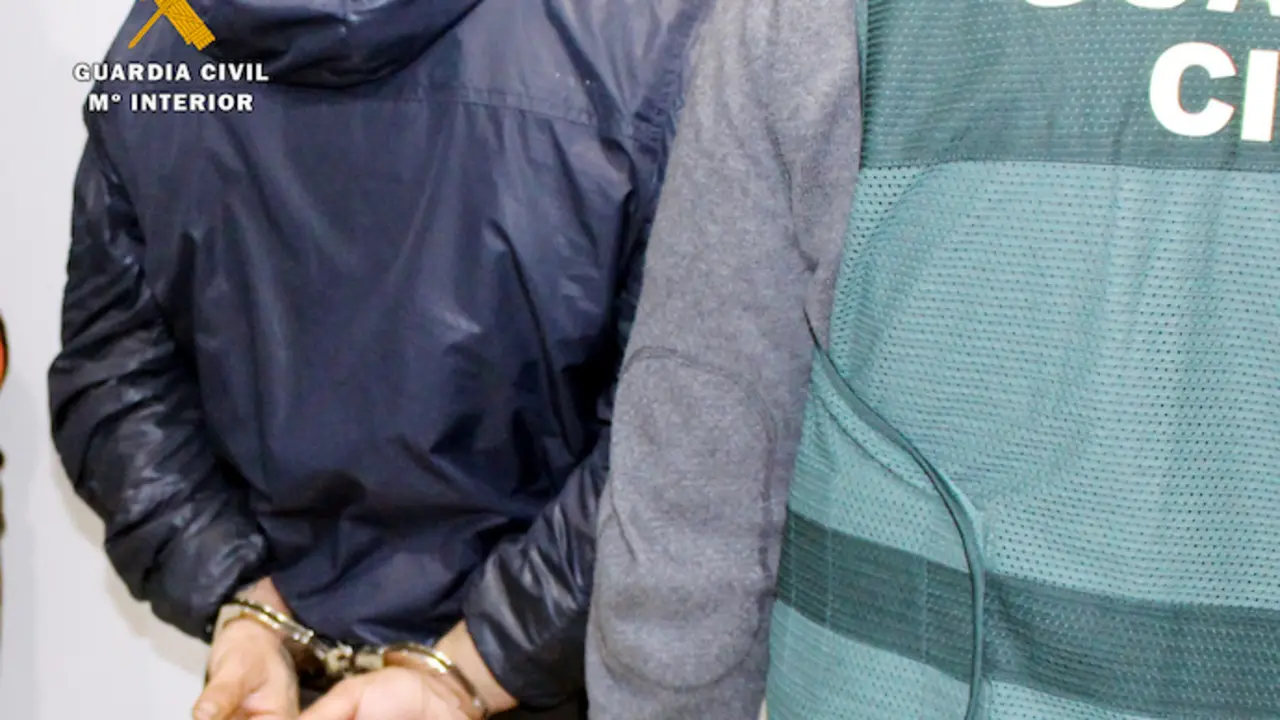 El fugitivo buscado por las autoridades tras su detenci&oacute;n. / OPC