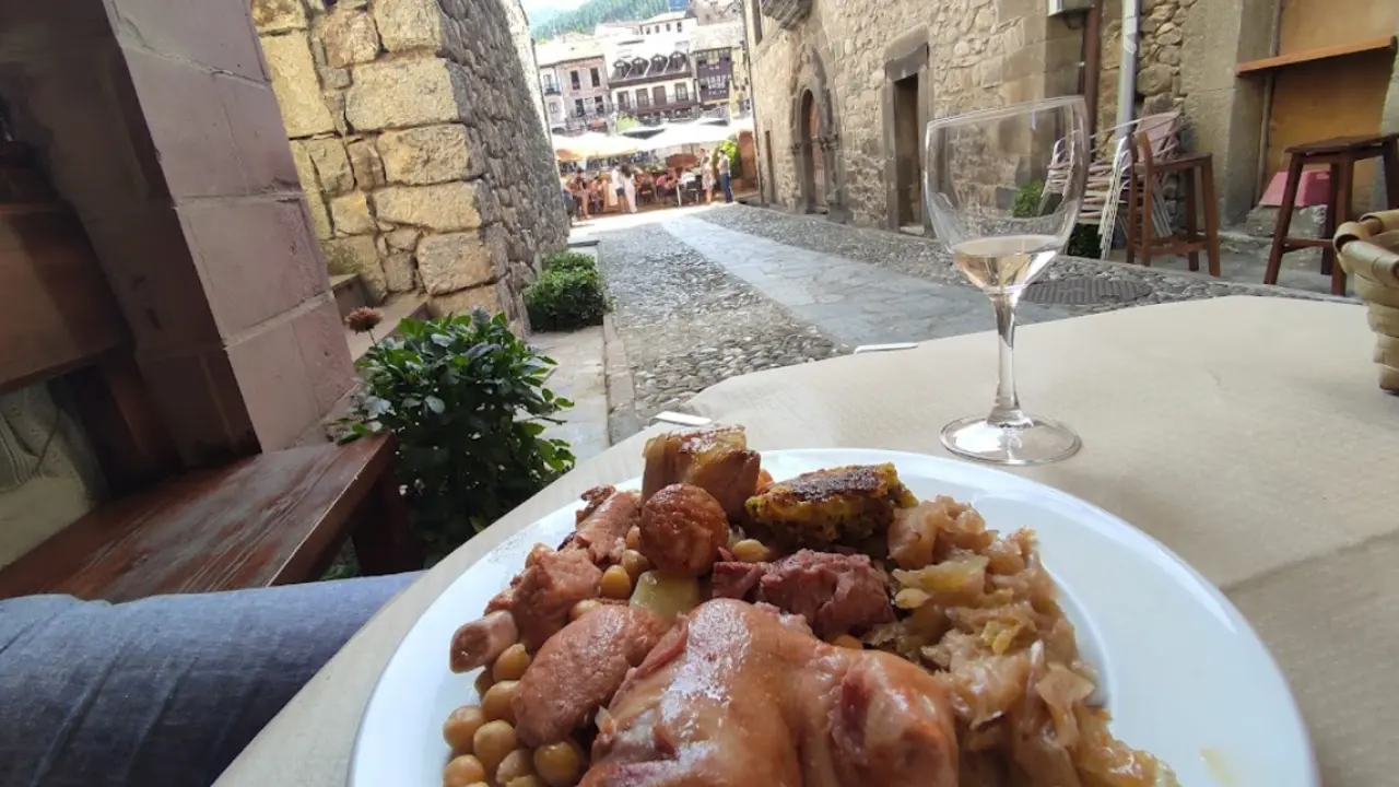 Una cliente disfruta de un plato en Mes&oacute;n La Torre.