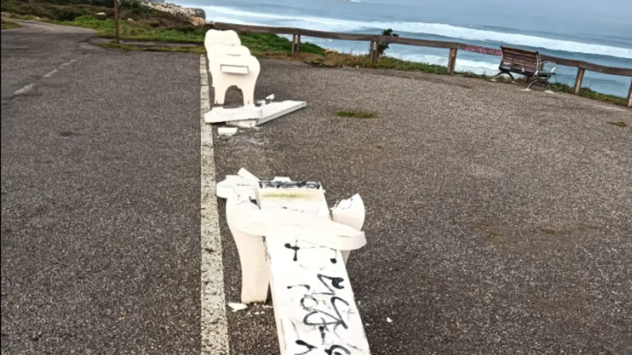 Bancos rotos en la playa Playa el Cuerno, Cuch&iacute;a, Miengo. / ALERTA