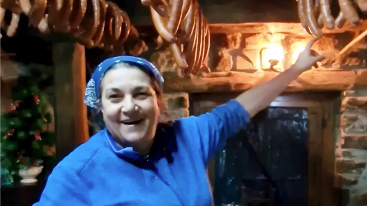 Mari Jos&eacute; Llorente muestra los chorizos elaborados artesanalmente en Pembes, Cantabria.