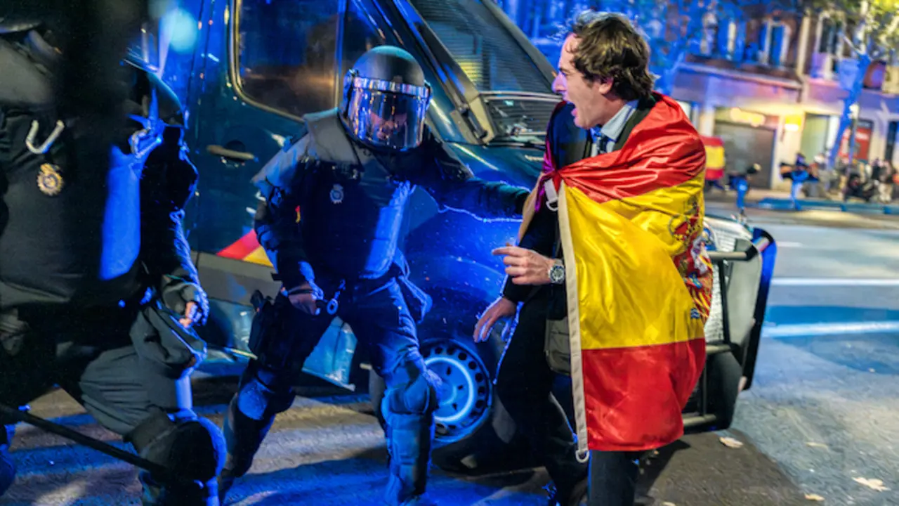 Varios antidisturbios interviniendo, durante una manifestaci&oacute;n contra la amnist&iacute;a frente a la sede del PSOE en Ferraz, a 16 de noviembre de 2023, en Madrid (Espa&ntilde;a). Miles de personas se han concentrado frente a la sede del PSOE en Ferraz por decimocuarta jornada consecutiva para protestar contra el pacto alcanzado entre el PSOE y Junts para la investidura de S&aacute;nchez que incluye una posible ley de amnist&iacute;a. La protesta tiene lugar tras el nombramiento de S&aacute;nchez como nuevo jefe del Ejecutivo en el debate de su investidura.
Diego Radam&eacute;s / Europa Press
(Foto de ARCHIVO)
17/11/2023