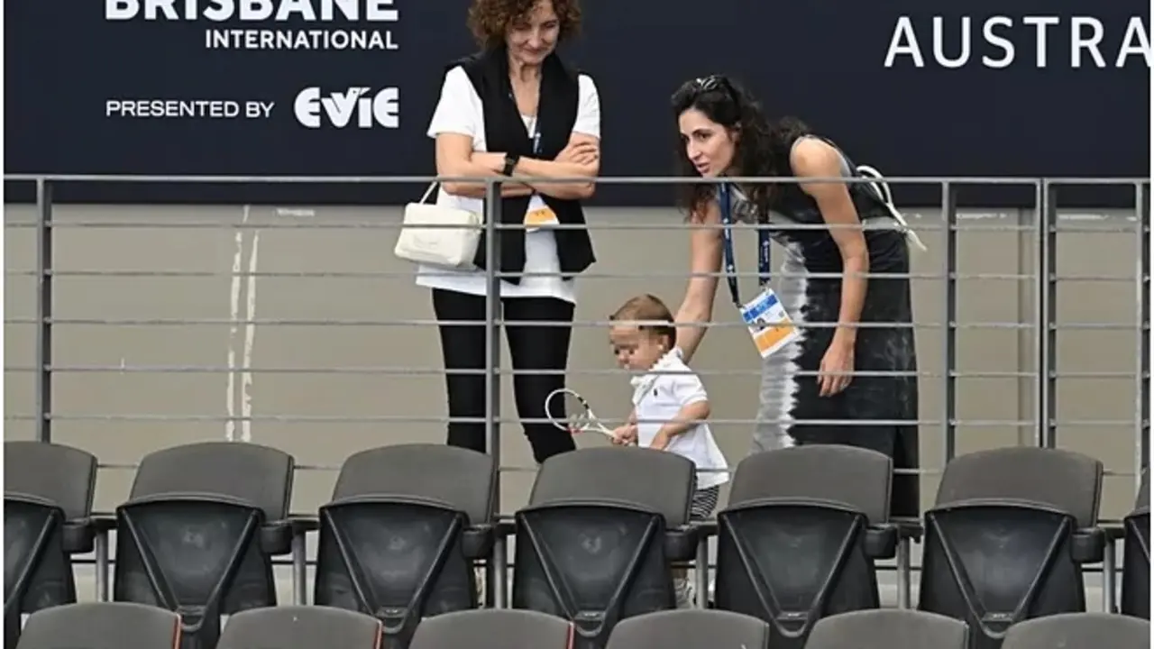 El peque&ntilde;o Rafa, junto a Mery, en las gradas de Brisbane. EFE