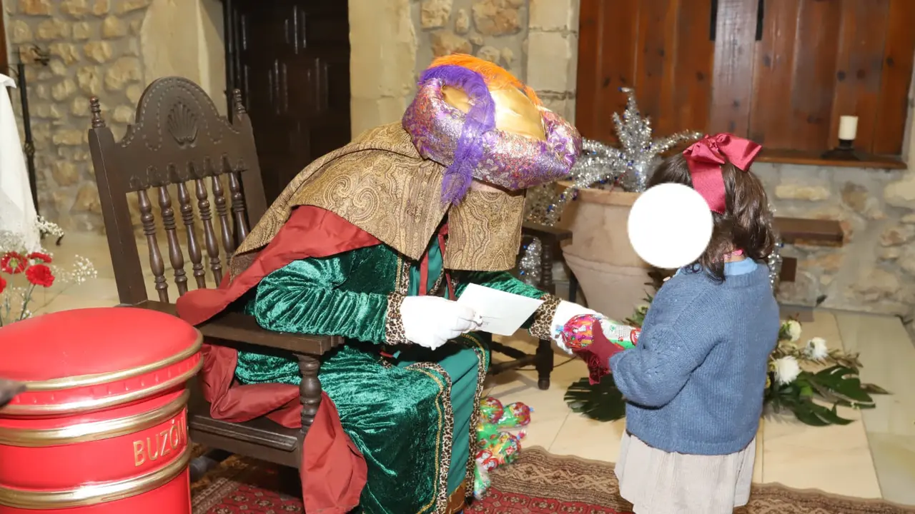 Los Pajes Reales recogiendo las cartas a los m&aacute;s peques.