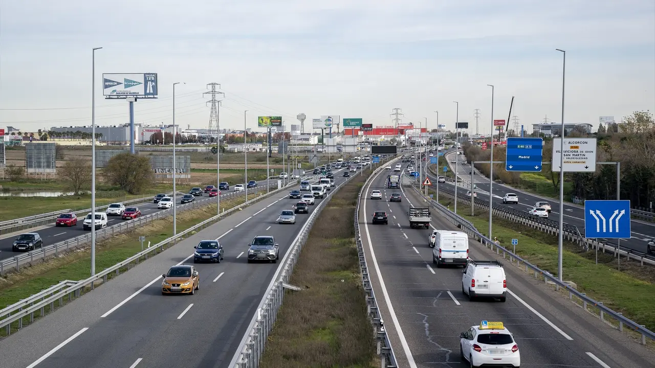 Varios coches circulan por la autov&iacute;a A5. EP / A. P&eacute;rez Meca