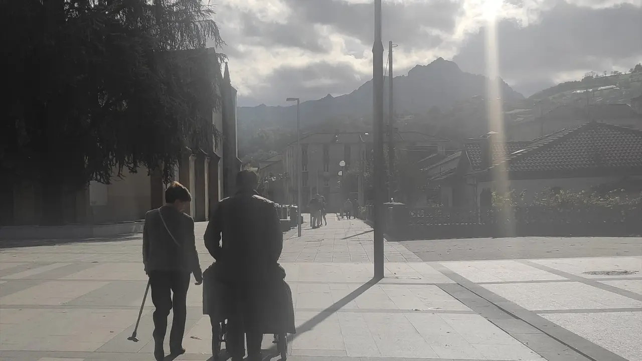 Personas mayores en una calle. /EP