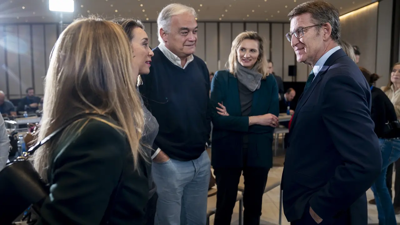 El presidente del Partido Popular, Alberto N&uacute;&ntilde;ez Feij&oacute;o (1d), a su salida de una rueda de prensa junto a la portavoz del PP en el Congreso, Cuca Gamarra (2i) y el diputado del PP Esteban Gonz&aacute;lez Pons (3i). EP / A. P&eacute;rez Meca