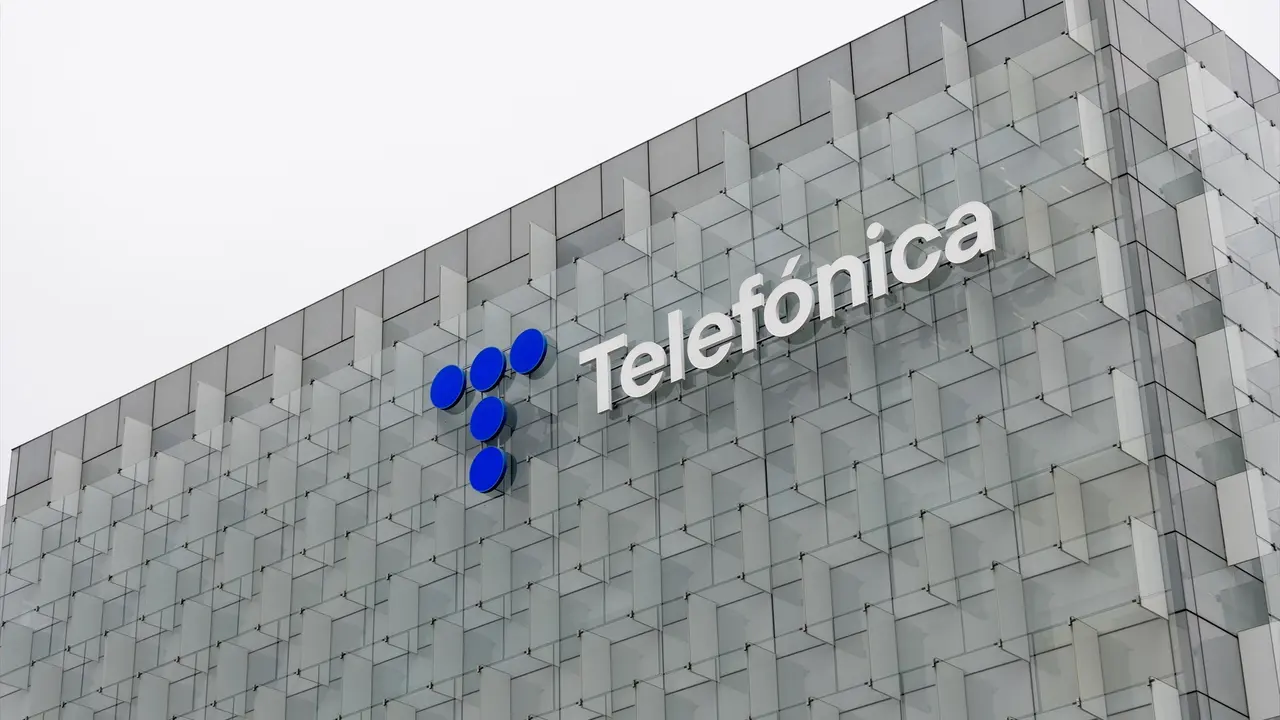 Vista de la sede de Telef&oacute;nica en Madrid. EP / Eduardo Parra